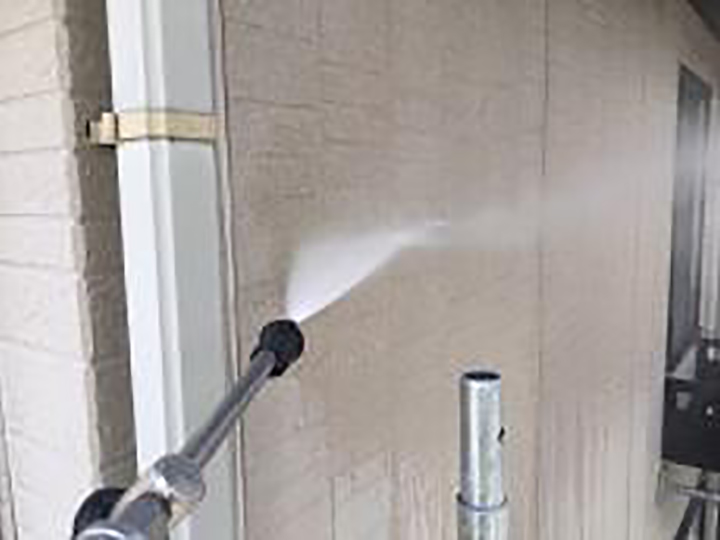 外壁洗浄中です。