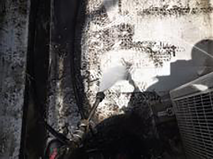 バルコニ―も洗浄します。