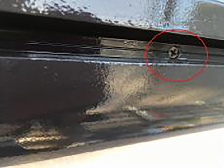 幕板の浮いた箇所を補修します。