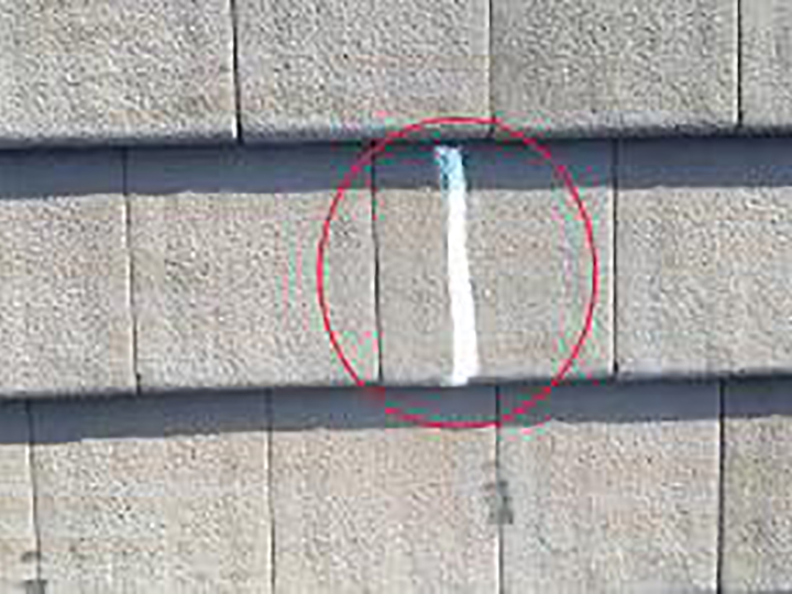 乾式コンクリート瓦のクラック部分の補修です。