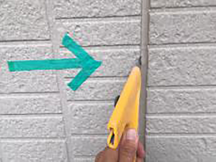 古いコーキングを切り取ります。