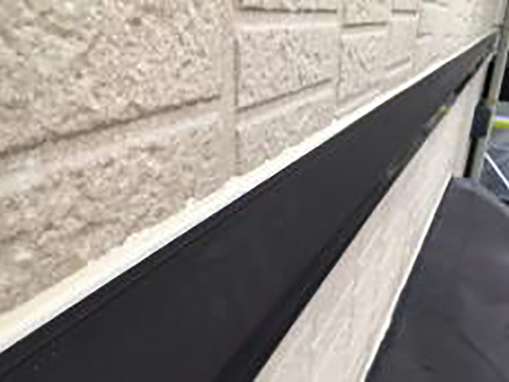 幕板上を新しいコーキングに打ち替えました。