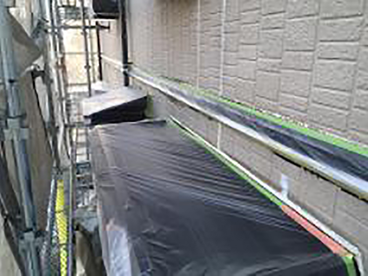 塗装前に窓周り等の開口部に養生を設置していきます。<br />
ライン出しにもこだわります！