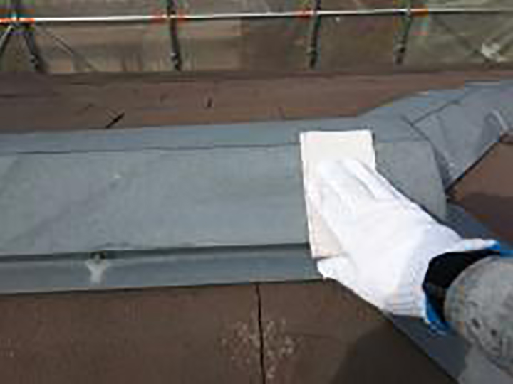 棟鈑金の素地を調整します。