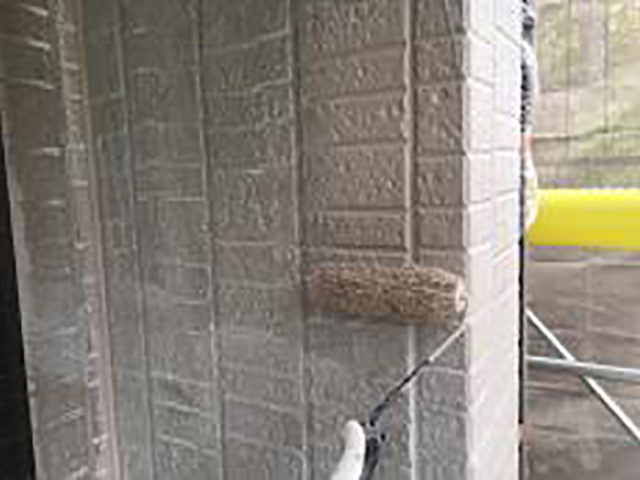 1階を中塗りします。