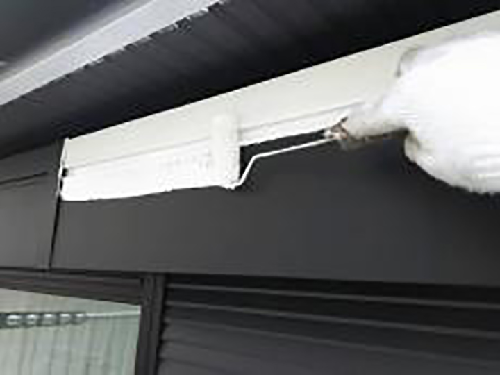 シャッターBOXに塩ビプライマーを塗布します。