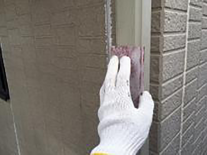 竪樋の素地を調整します。