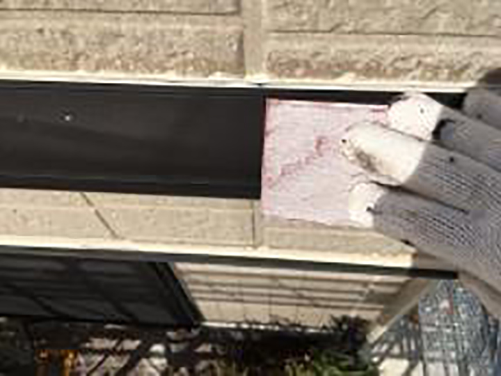 幕板の素地を調整します。