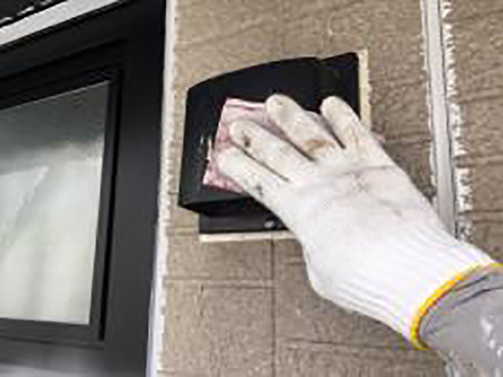 通気口の素地を調整します。