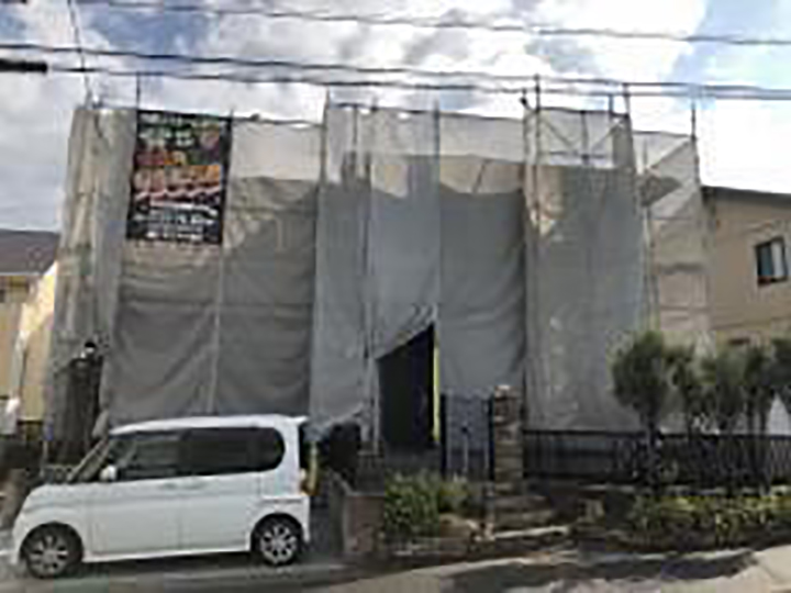 足場架けとメッシュシートを設置します。