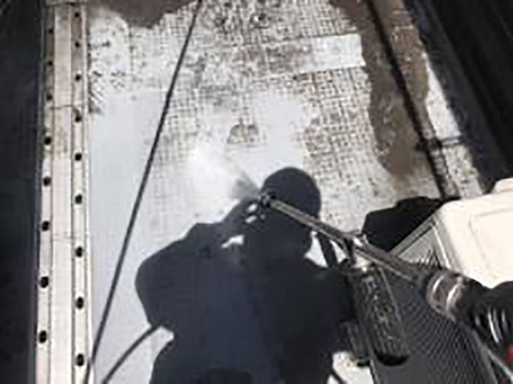 バルコニーを高圧ジェットで洗浄します。