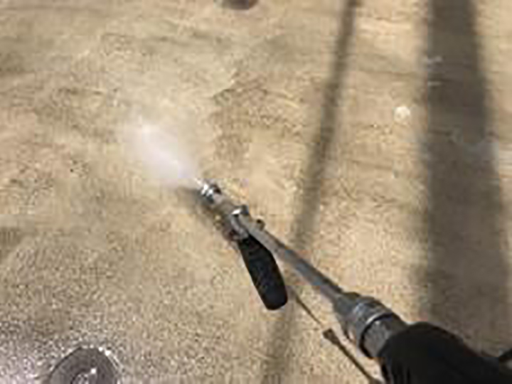 土間コンを高圧ジェットで洗浄します。