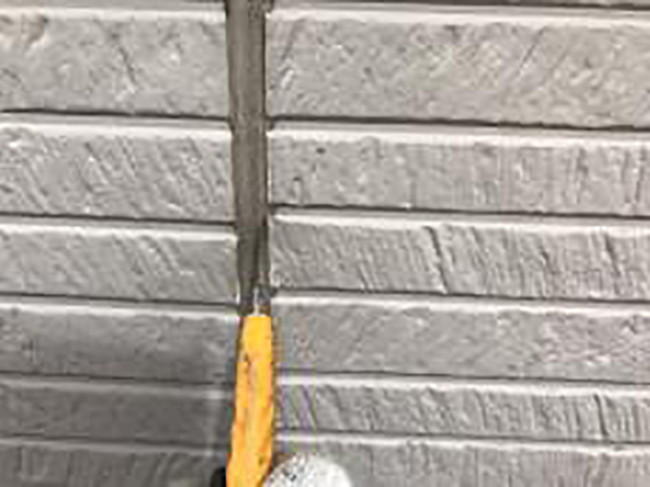 古いコーキングを切り取ります。