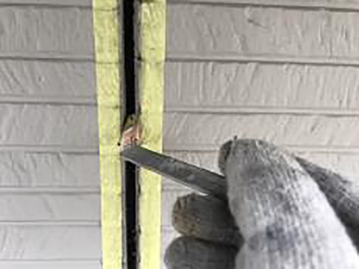 専用プライマーを塗布します。