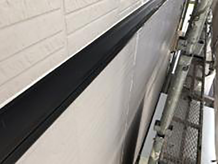 帯上を新しいコーキングに打ち替えました。