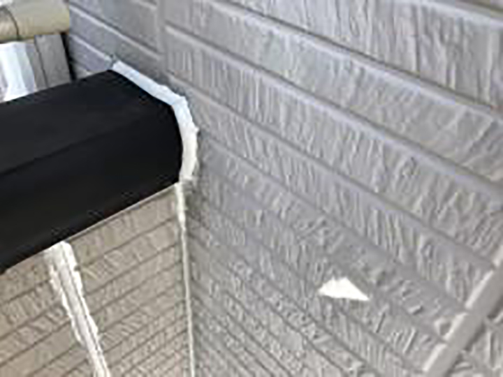 バルコニー笠木取合いを新しいコーキングに打ち替えました。