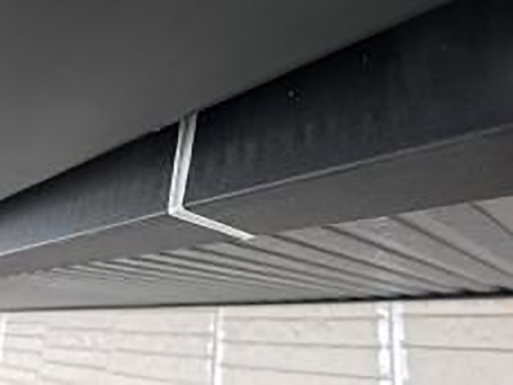 鼻隠しジョイント部を新しいコーキングに打ち替えました。