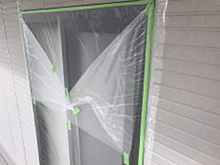 塗装前に窓周り等の開口部に養生を設置していきます。<br />
ライン出しにもこだわります！