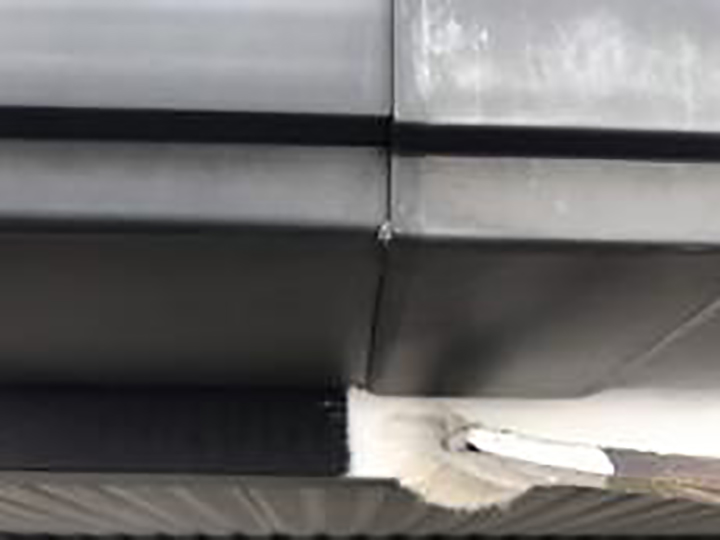 鼻隠しに専用プライマーを塗布します。<br />
塩ビ鋼板の為、専用プライマーを塗布します。