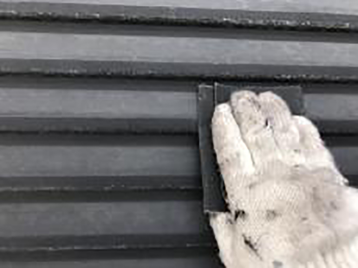 雨戸の素地を調整します。