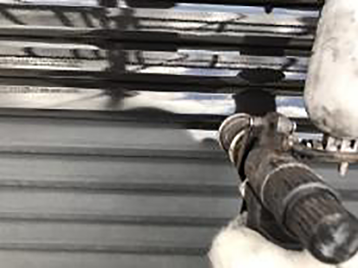 雨戸の仕上げ1回目を行います。