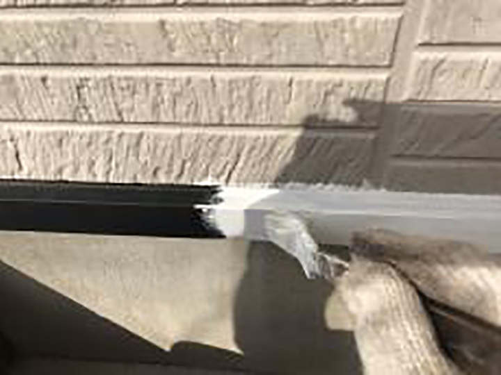 水切りに専用プライマーを塗布します。<br />
塩ビ鋼板の為、専用プライマーを塗布します。