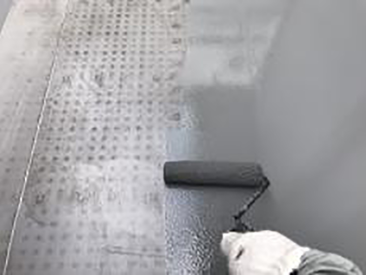 トップコートの塗布1回目を行います。