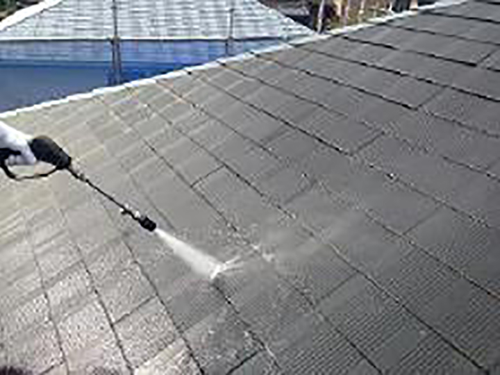 屋根を高圧ジェットで洗浄します。