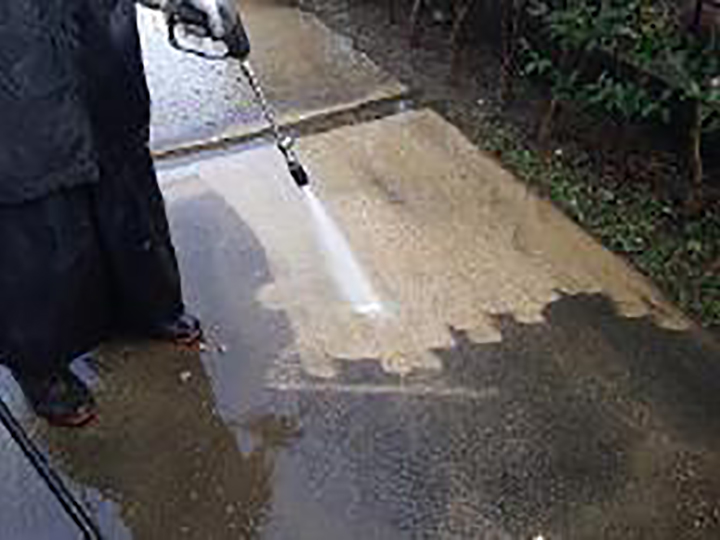 土間コンを高圧ジェットで洗浄します。（サービス）