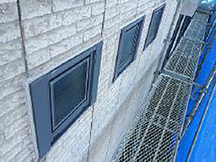 開口部を新しいコーキングに打ち替えました。