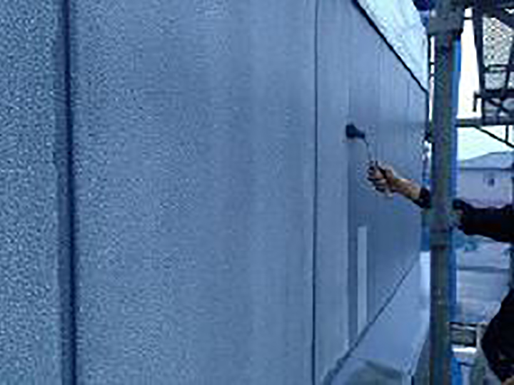 バルコニー部材に下塗りを行います。