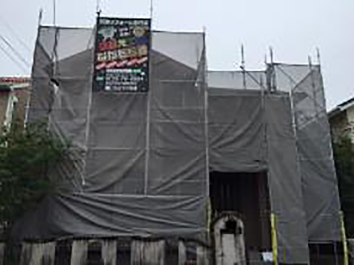 メッシュシートを設置することで塗料などが飛散することを防ぎます。