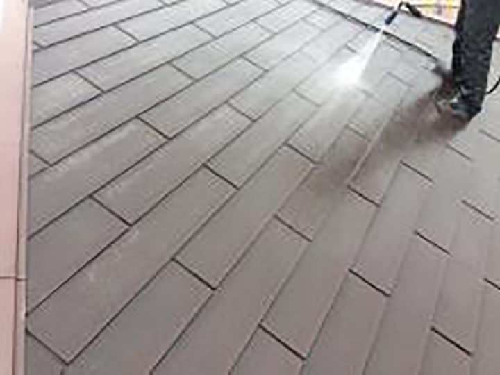 屋根を高圧ジェットで洗浄します。