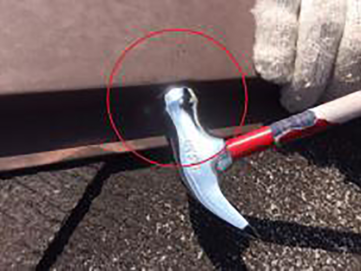 カラーベスト屋根のクラックを補修します。