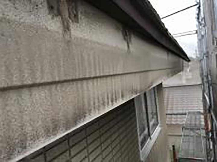 雨樋の取り外しを行います。