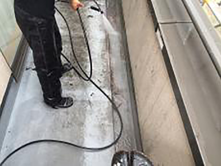 古いコーキングを切り取ります。