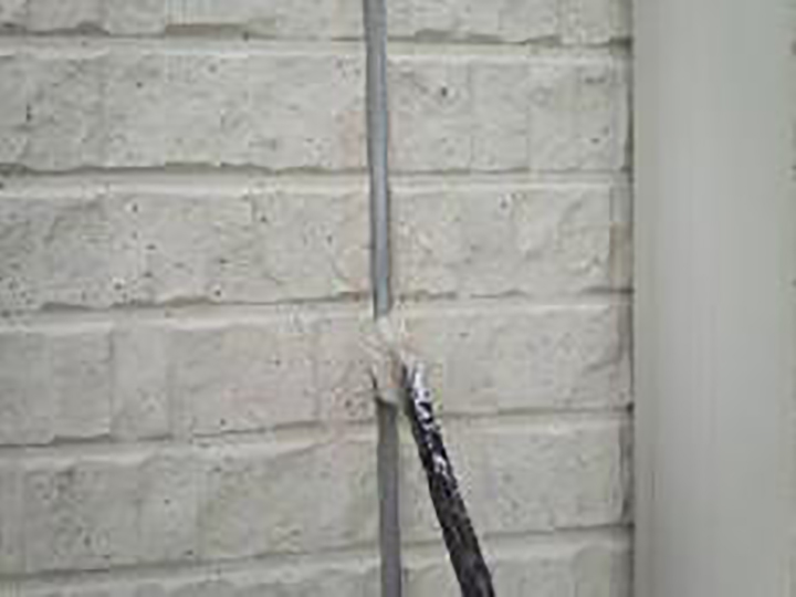 充填したコーキングをヘラ押えします。