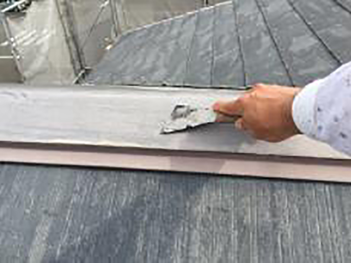 屋根板金包みの素地を調整します。