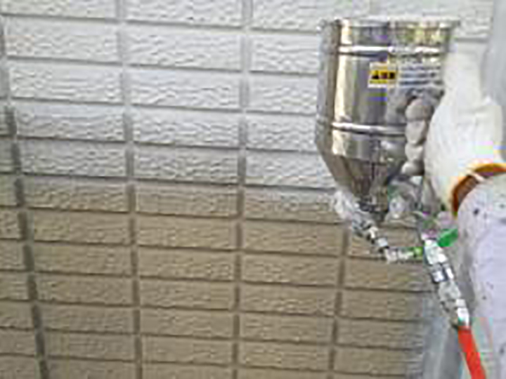 下塗り（吹付け）を行います。