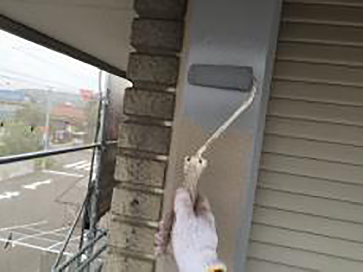 鋼製トリムに専用プライマーを塗布します。