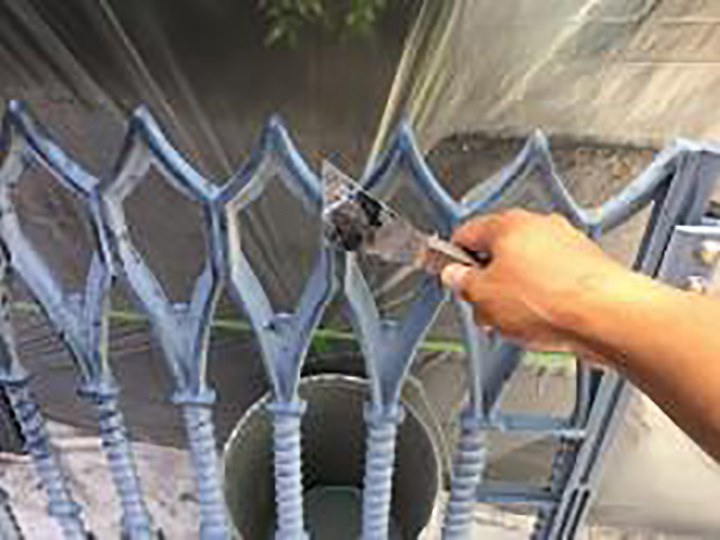 玄関前門扉の素地を調整します。