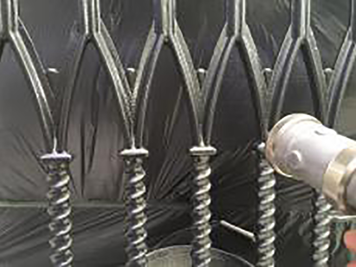 玄関前門扉仕上げ2往復目です。