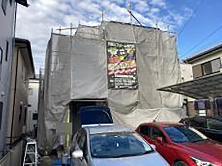 足場架けとメッシュシートを設置します。