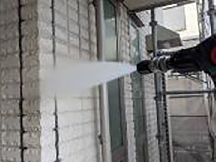 壁を高圧ジェットで洗浄します。