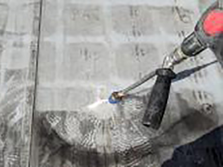 陸屋根を高圧ジェットで洗浄します。