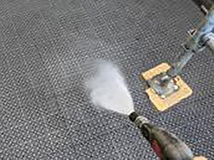 バルコニー樹脂マットを高圧ジェットで洗浄します。