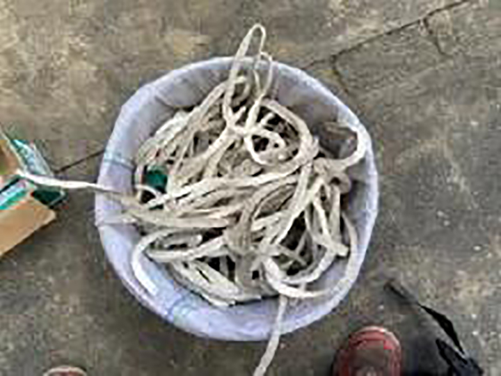 撤去した目地コーキングです。