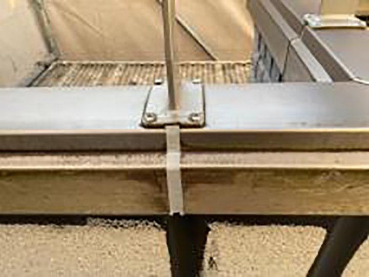 バルコニー手すりジョイント部を新しいコーキングに打ち替えました。