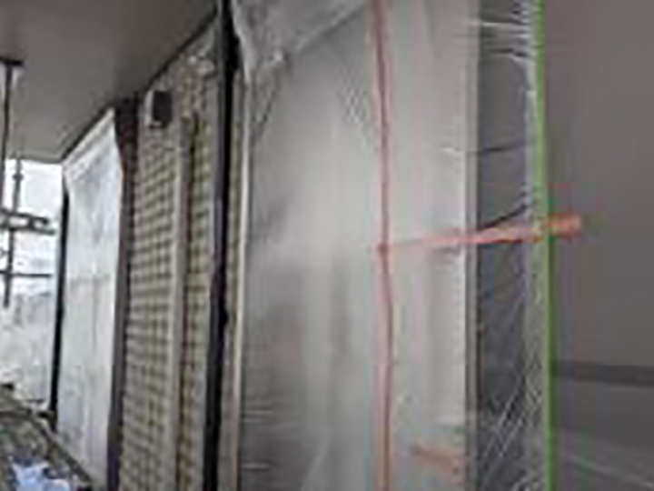 塗装前に窓周り等の開口部に養生を設置していきます。ライン出しにもこだわります！