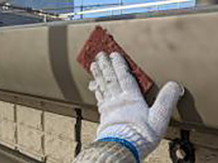 雨樋の素地を調整します。